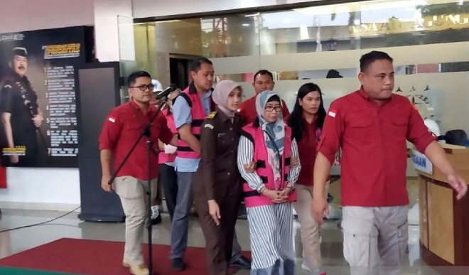 Dua dari empat tersangka korupsi tata niaga emas PT Antam menggunakan rompi tahanan keluar dari ruang pemeriksaan Kejaksaan Agung, Jakarta, Rabu (29/5/2024). (ANTARA/Laily Rahmawaty) (ANTARA/Laily Rahmawaty)